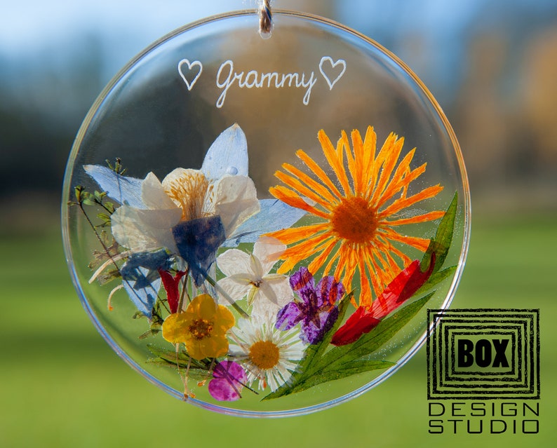 Flower suncatcher can be engraved