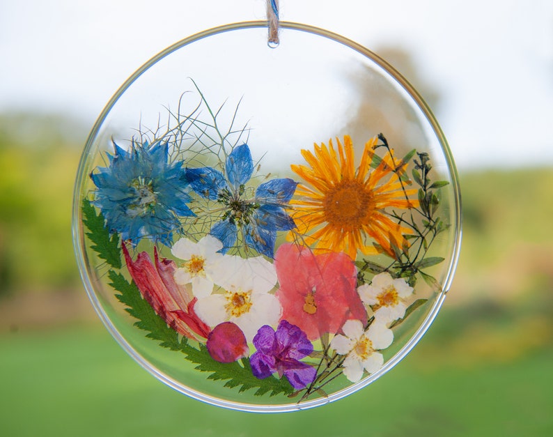 Cadeau fête des mères pour maman personnalisé gravé avec des fleurs, cadeaux pour elle attrape-fleurs, cadeau pour grand-mère, grand-mère, ornement en résine image 3