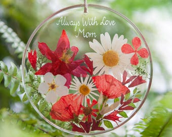 Natürliches Erinnerungsstück aus getrockneten Blumen: Personalisierter roter und weißer Blumenschmuck für Mama oder Oma mit individueller Gravur.