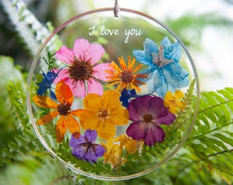 Geburtstagsgeschenk von der Tochter für Mama: Sonnenfänger „Herz aus echten Blumen“ – personalisierte Gravur, Erinnerungsstück „Ich liebe dich“