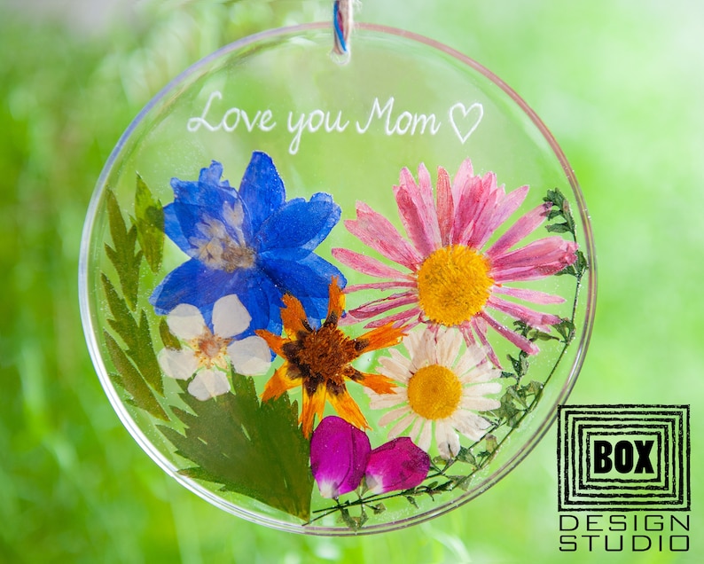 Gifts for Mom flower ornament window hanging with custom etched text - personalized quote gift