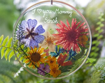 Süßes Geschenk für Mama: Exklusiver, handgefertigter Sonnenfänger – Erinnerungsstück für Mama/Oma – mit echten Blumen