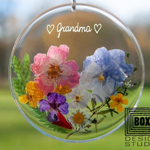 Gift for Grandma from Daughter Unique Personalized Flower Suncatcher Gift for Granny for Grandmother Engraved Gift for Nanny Flower Ornament