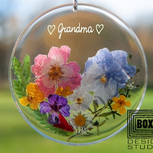 Mothers Day Gift for Grandma - Flower ornament with real flowers in epoxy resin and engraving