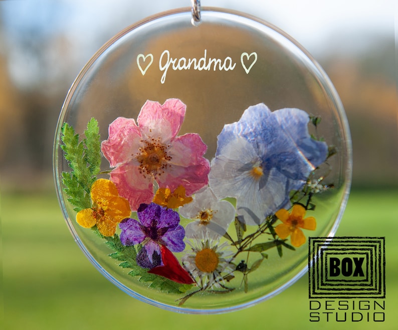 Mothers Day Gift for Grandma - Flower ornament with real flowers in epoxy resin and engraving