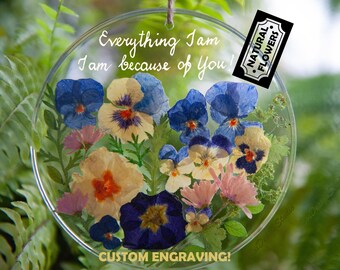Adorno floral de nacimiento de febrero - Regalo personalizado para mamá: Atrapasueños de violetas y prímulas - Regalo de cumpleaños para ella
