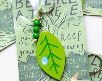 Hand-Painted Dewdrop Leaf Wooden Keyring - Retro Design