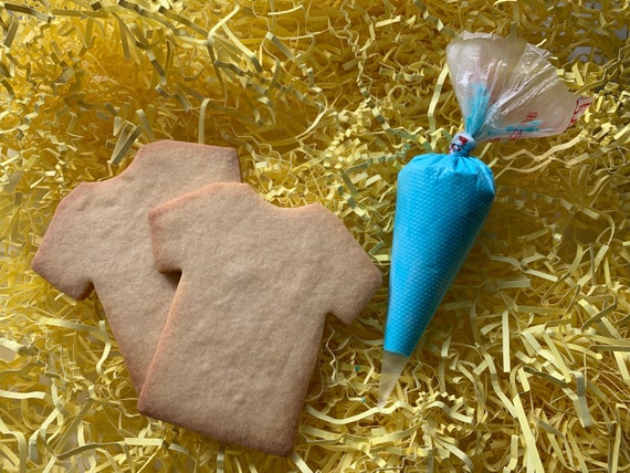 T-shirt cookie decorating kit - 12 cookies - NUT FREE