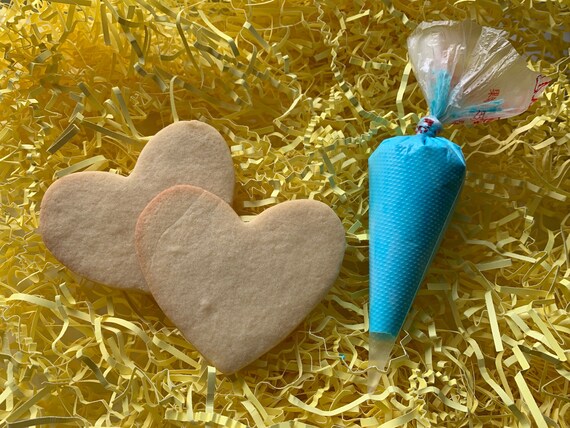 Heart cookie decorating kit - 12 cookies - NUT FREE