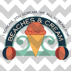 Könnte beinhalten: Ein blauer und weißer Kreis mit dem Text "I scream, you scream, we all scream for Beaches & Cream" und einem rot-weißen Strandball auf jeder Seite. In der Mitte befindet sich ein Waffelhörnchen mit einer Kugel rosa Eis.