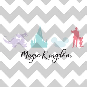 Puede incluir: Un fondo de patrón de chevron gris y blanco con una silueta de un castillo, un dragón, las orejas de Mickey Mouse y dos figuras que se toman de la mano. El texto "Magic Kingdom" está escrito debajo de las siluetas.