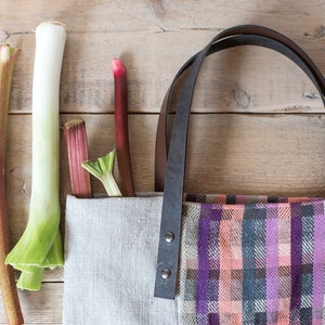 Borsa tote in lino color pastello con bellissimo pannello intrecciato a mano al centro della borsa in vera pelle veg tan straps super shopping bag