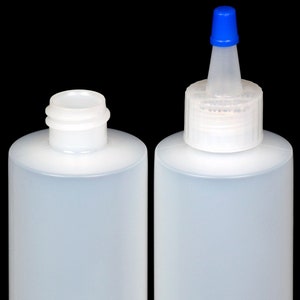 Puede incluir: Dos botellas de plástico transparente con tapas blancas de rosca. La botella de la derecha tiene una punta azul puntiaguda.