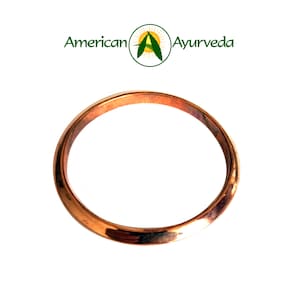 Op de afbeelding: Een koperen armband, een traditioneel Indiaas accessoire, wordt getoond op een witte achtergrond.