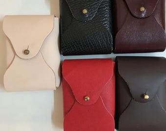 Cigaret case in leather; handmade