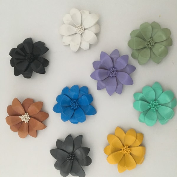 Handmade Leather flowers in many Colors and i 3 different sizes