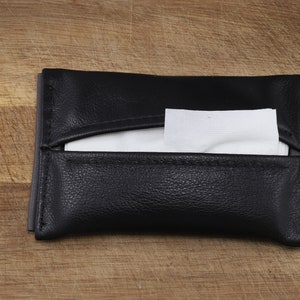 Custodia per Kleenex in vera pelle a due colori.