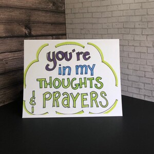Get Well Card - denken Sie an Sie, Gedanken und Gebete - wir schreiben Ihre Nachricht ins Innere und mailen sie für Sie. Fügen Sie einen unserer lustigen Magnete hinzu