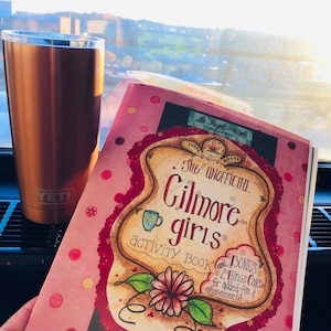 Libro de actividades no oficial de Gilmore Girls: libro de actividades del programa de televisión Lorelai Rory Sookie Luke Emily Richard Lane Taylor Stars Hollow Tarjetas de bingo