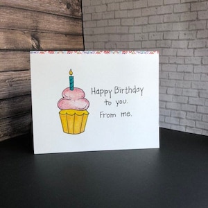 Kerzen Cupcake Happy Birthday Karte - wir schreiben Ihre Nachricht ins Innere und mailen sie für Sie. Warum leere Karten verschicken? Fügen Sie einen unserer Magnete hinzu!