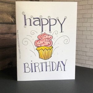 Kleurrijke Gelukkige Kaart van de Verjaardag - wij schrijven uw bericht binnen en mailen het voor u. Waarom lege kaarten sturen? Voeg een van onze magneten toe!