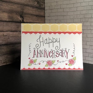 Happy Anniversary Glückwunschkarte - wir schreiben Ihre Nachricht von Hand in sinnen und mailen sie für Sie. Warum leere Karten versenden? Fügen Sie einen unserer Magnete hinzu
