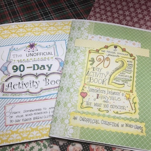 Dos libros de actividades de 90 días, ambos libros con páginas a todo color de juegos y rompecabezas de palabras, más dos (2) tarjetas de bingo de 90 días para fanáticos de 90 días, cumpleaños