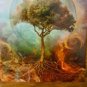 Op de afbeelding: Een schilderij van een boom met wortels, omringd door een wervelende, kleurrijke achtergrond. De boom heeft een dikke stam en takken met groene en bruine bladeren. Er vliegen verschillende vogels boven de boom.