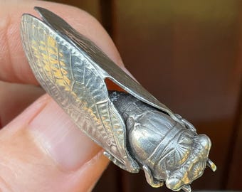 フランスのアールヌーボー様式の立体シルバーセミブローチ、純銀製