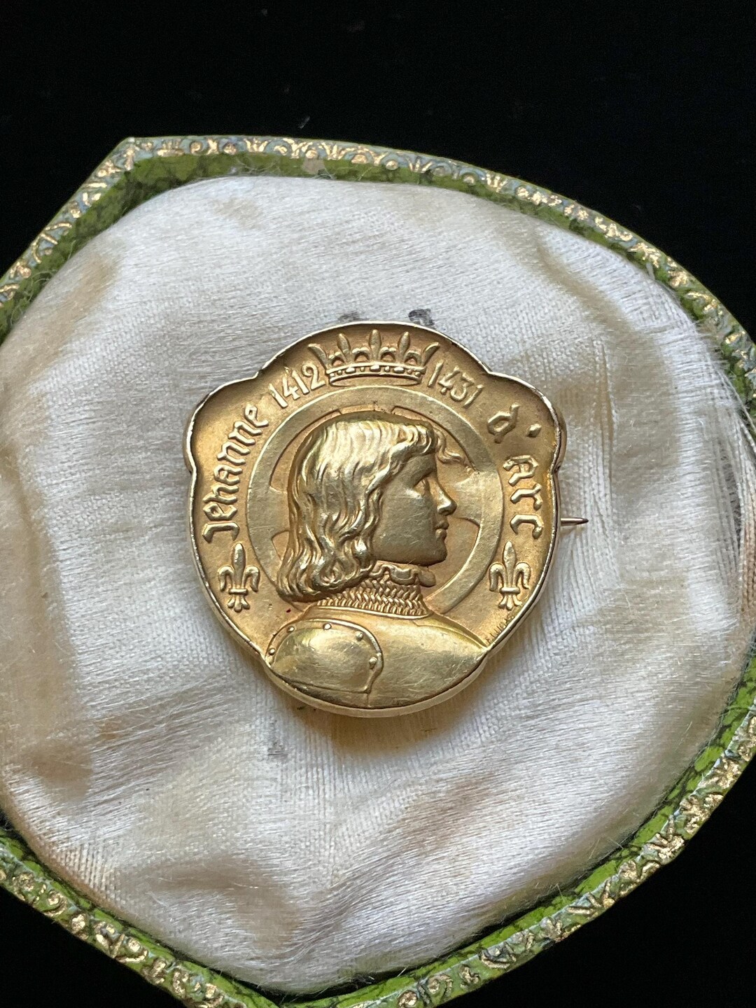 Broche Jeanne d'Arc Art nouveau, française, antique Oria remplie d'or - France