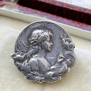 Antike französische Silbermohnmädchen Jugendstil Brosche, signiert Dropsy, um 1910