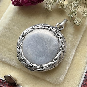 Antique Laurel Garland Locket in Silver - Etsy 日本