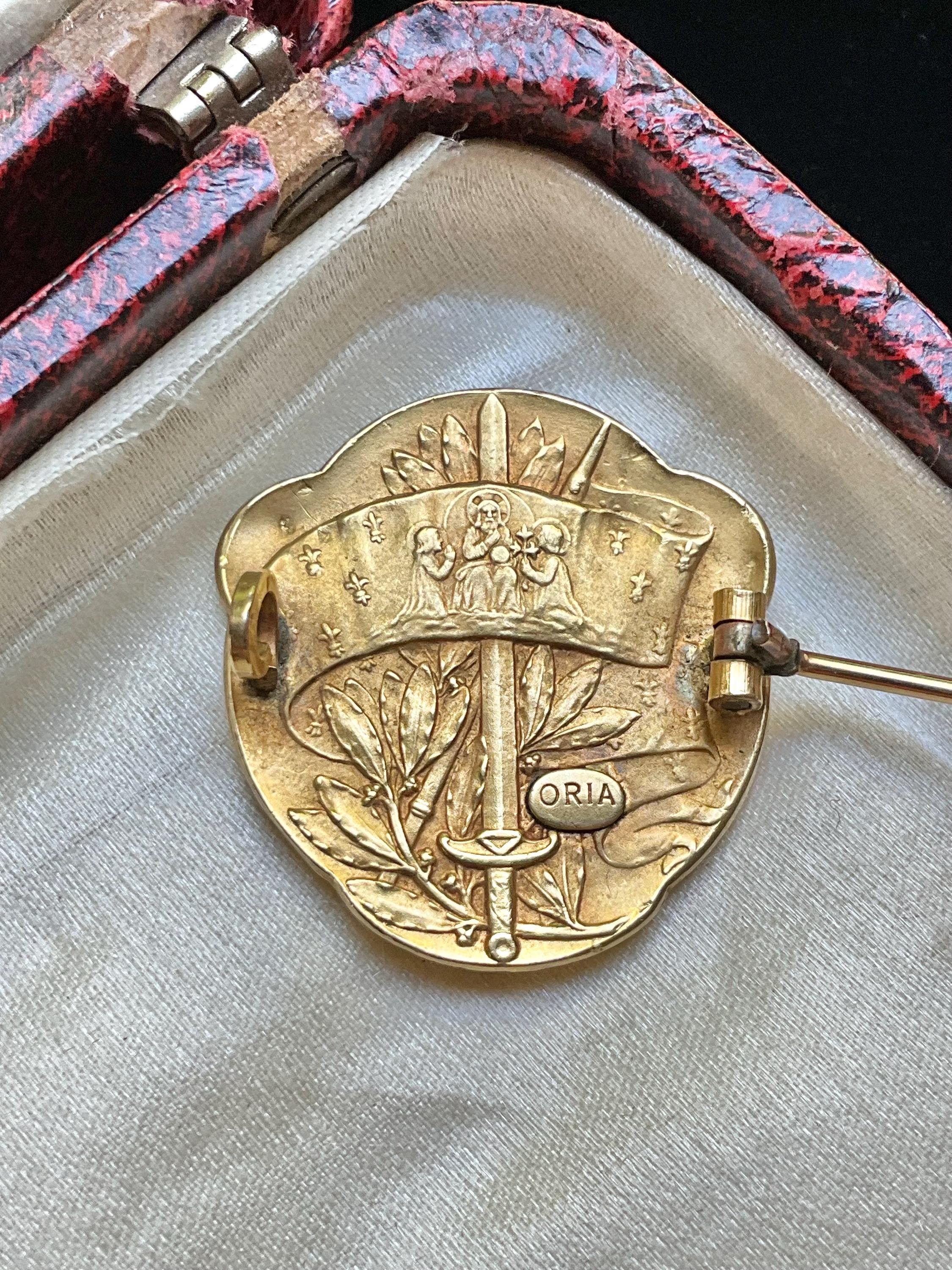 RARE Broche ancienne Jeanne d'arc finement taillée