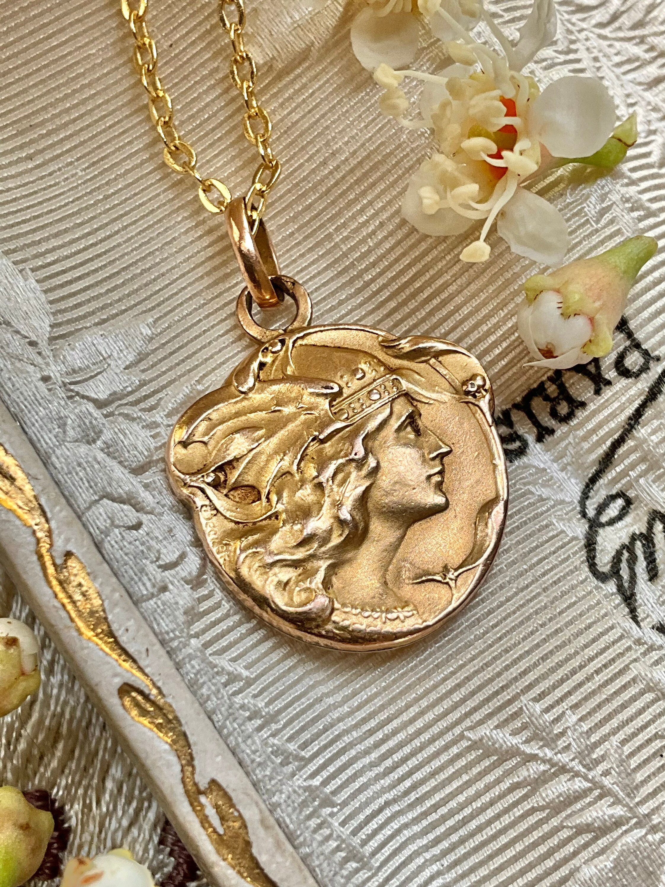 Ancien Pendentif Médaille Art Nouveau – Plaqué Or – Breloque Vintage
