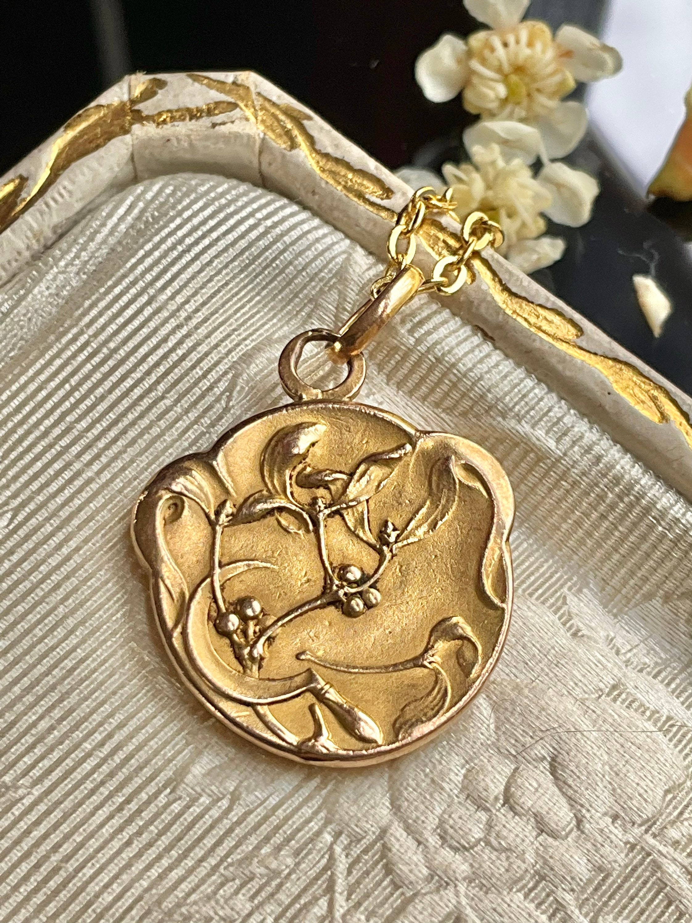 Pendentif Médaille Ancien Plaqué Or – Style Art Déco Avec Motif Monnaie