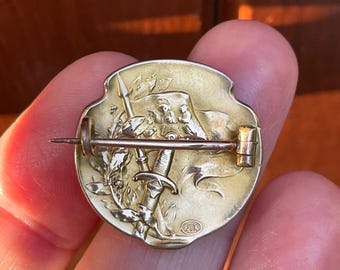 Broche Ancienne Jeanne D'Arc Années 1920/30 En Plaqué Or Jaune - Marque FIX, En Très Bon état