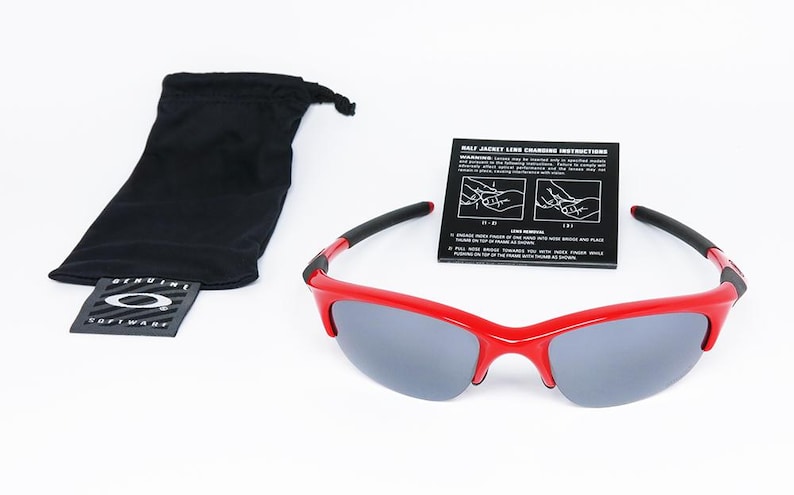 Puede incluir: Gafas de sol rojas con lentes grises, patillas negras y una bolsa negra con cord&oacute;n. Tambi&eacute;n se incluye una tarjeta negra con instrucciones. Las gafas de sol tienen el nombre de la marca en la montura.