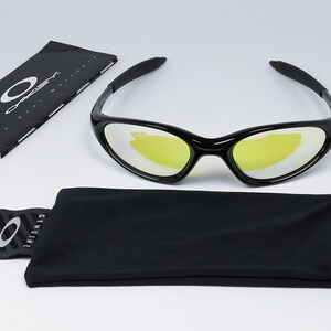 Peut inclure: Lunettes de soleil noires avec verres jaunes, une pochette de transport noire et un livret noir. Les lunettes de soleil ont un design &eacute;l&eacute;gant et moderne. Le logo de la marque est imprim&eacute; sur le livret et la pochette.