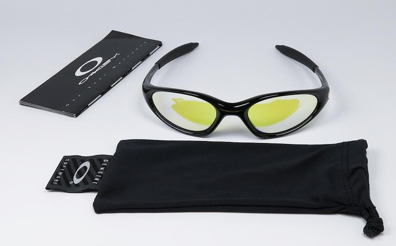 Peut inclure: Lunettes de soleil noires avec verres jaunes, une pochette de transport noire et un livret noir. Les lunettes de soleil ont un design &eacute;l&eacute;gant et moderne. Le logo de la marque est imprim&eacute; sur le livret et la pochette.