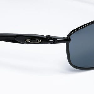 Puede incluir: Gafas de sol negras con un dise&ntilde;o elegante y moderno. Las monturas son negras con un logotipo sutil en la patilla. Las lentes son de color gris oscuro, proporcionando sombra y protecci&oacute;n solar. Un accesorio elegante para actividades al aire libre.