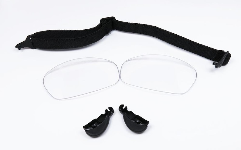 Puede incluir: Un par de gafas transparentes con una correa negra y dos piezas de pl&aacute;stico negro. Las gafas est&aacute;n dise&ntilde;adas para usarse sobre gafas de prescripci&oacute;n.