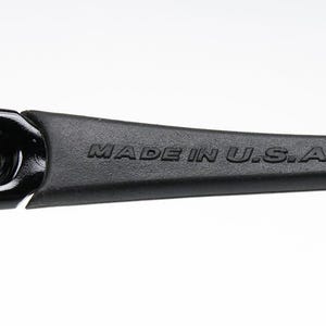 K&ouml;nnte beinhalten: Nahaufnahme eines schwarzen Brillenb&uuml;gels mit dem Text "MADE IN U.S.A." auf dem B&uuml;gel. Der B&uuml;gel besteht aus einem mattschwarzen Material und ist mit einem gl&auml;nzend schwarzen Rahmen verbunden.