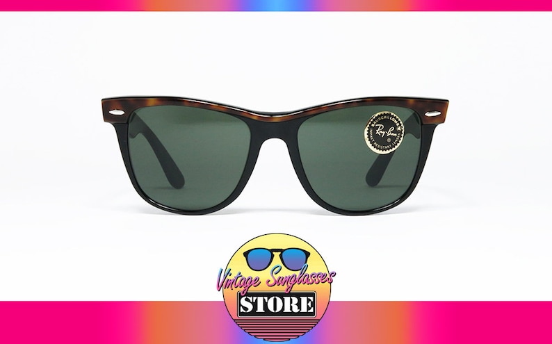 K&ouml;nnte beinhalten: Vintage Ray-Ban Sonnenbrille mit einem Schildpattgestell und gr&uuml;nen Gl&auml;sern. Die Sonnenbrille hat ein goldenes Ray-Ban Logo auf der rechten Linse.