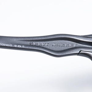 Puede incluir: Primer plano de una montura de gafas de sol de metal gris con el texto "SPLIT JACKET" grabado en el lateral. La montura tiene una punta de varilla de goma negra y el texto "OO9142-03 61 0 18" est&aacute; impreso en el lateral.