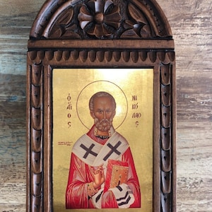 Icono bizantino hecho a mano de &quot;San Nicolaos&quot; en madera curva