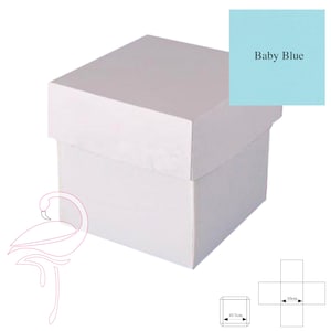 Puede incluir: Una caja de regalo cuadrada blanca con tapa, que mide 10,5 cm por cada lado. La caja se muestra con un diagrama de cómo doblarla. La caja está etiquetada como "Baby Blue".