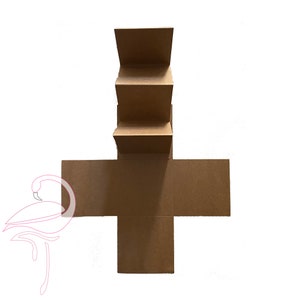 Op de afbeelding: Een bruine kartonnen doos met een uniek ontwerp. De doos heeft een verticaal gedeelte met vier vouwen, waardoor een trap-effect ontstaat. De doos is open en klaar om in elkaar te worden gezet.