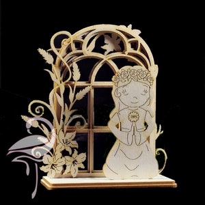 Fille de communion 3D dans une fenêtre - 75 x 60 x 37 mm
