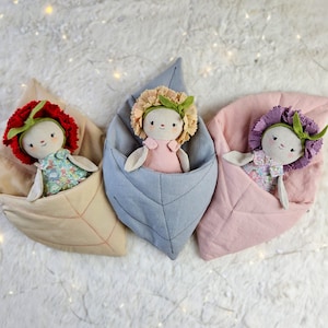 Modello di cucito per bambola di peluche a forma di fiore in PDF: crea un mini peluche a forma di fiore in un sacco a pelo con foglie con un tutorial scaricabile immediatamente, adatto ai principianti.