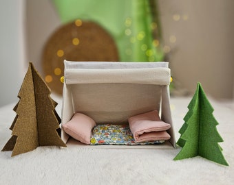 Basteln Sie ein skurriles Camping-Geschenk mit diesem DIY-Nähmuster für ein Mini-Waldspielzeugzelt. Perfekt für Mini-Stofftiere, verspricht es endloses Spielen